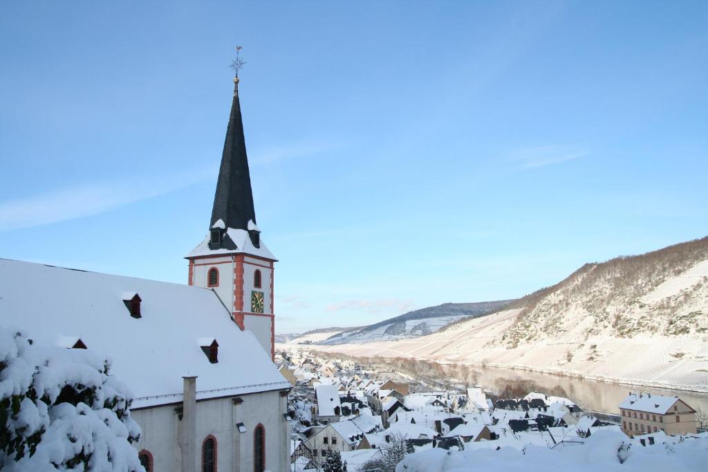 Hotel Ferienweingut Hensler Briedel Esterno foto